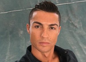 Cristiano Ronaldo macht ein Selfie und trägt dabei eine Jeansjacke.
