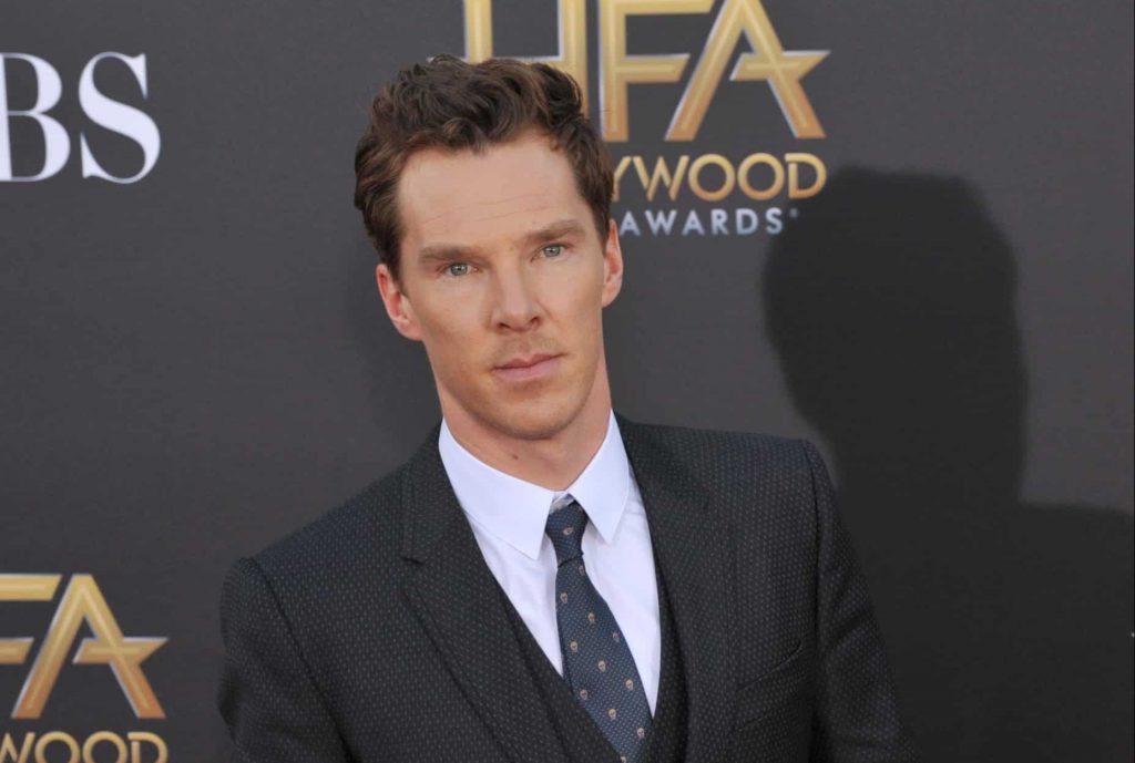 Benedict Cumberbatch und auf dem Roten Teppich in Anzug und Krawatte.