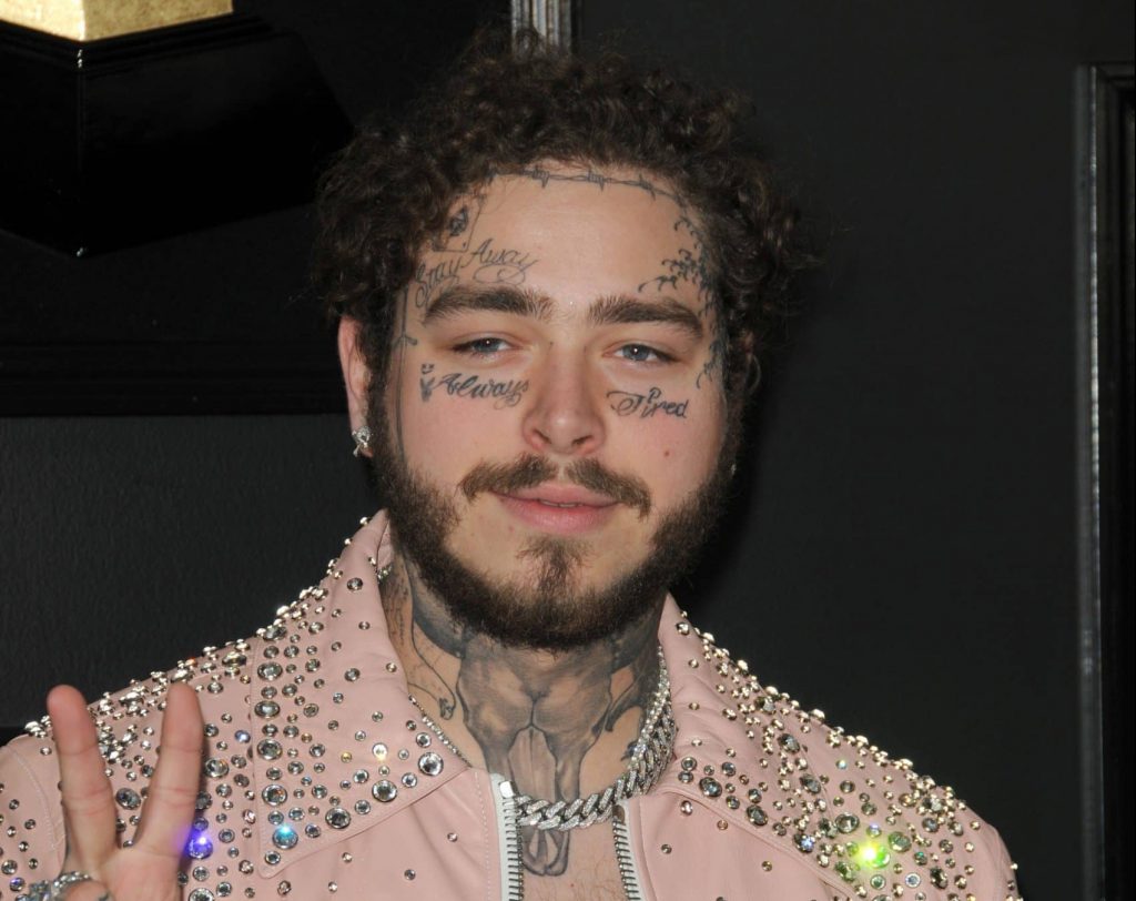 Post Malone bei den Grammys in einem rosa Anzug.