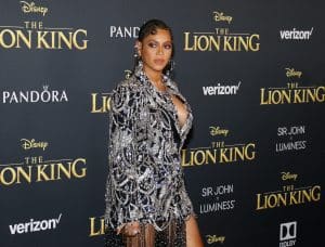 Beyoncé bei der Weltpremiere von "The Lion King" in einem funkelnden Anzug-Kleid.