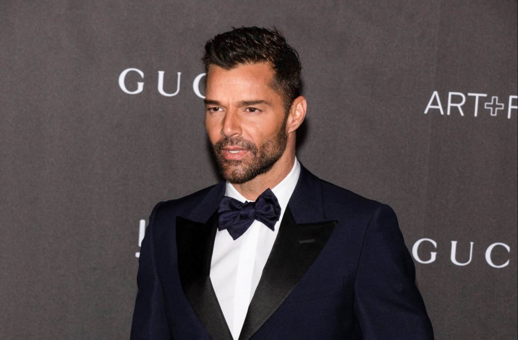 Ricky Martin in einem schicken, schwarzen Anzug.