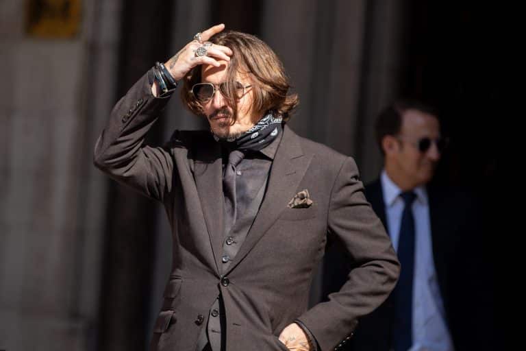 Johnny Depp im schwarzen Anzug vor Gericht.