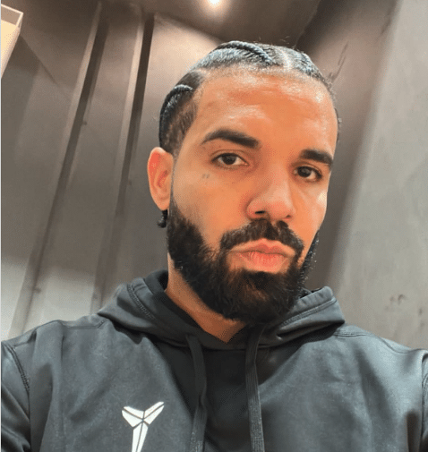 Drake beglückt seine Fans mit einem schicken Selfie.